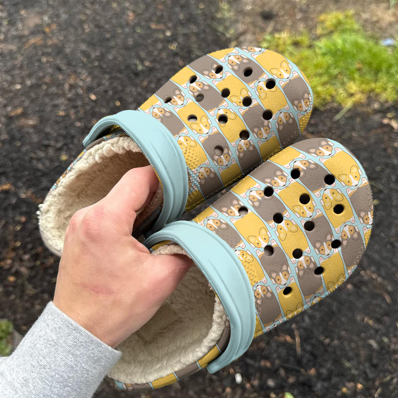 Cee™ Clogs Chasing Corgi